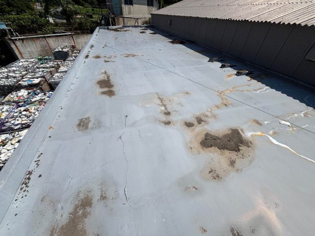 福津市の物流倉庫の雨漏りした屋根