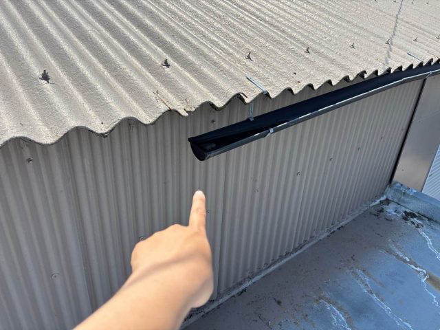 福津市の倉庫の雨樋の歪みを指摘