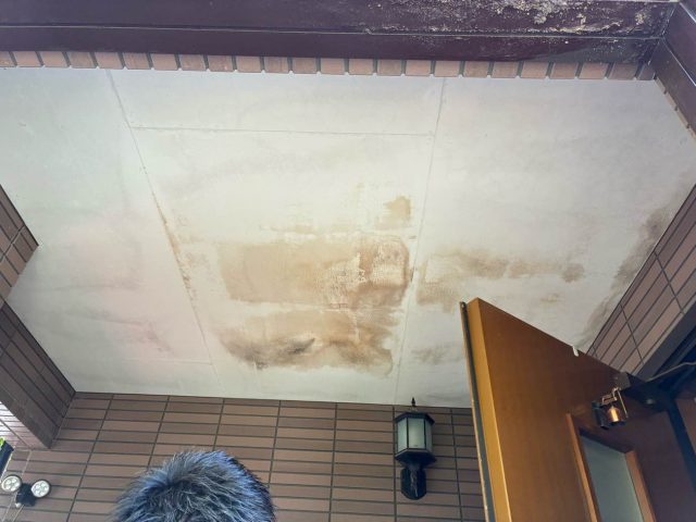 福岡市西区｜玄関ポーチの雨漏りはバルコニー防水層の焼け焦げ・穴あきによる劣化が原因と判明