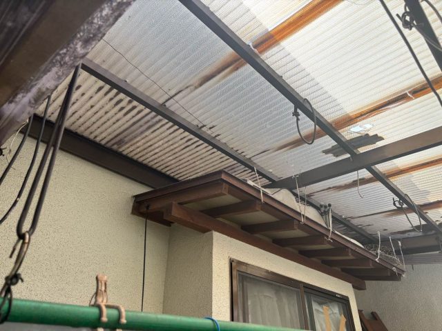 糸島市にてテラス屋根の調査｜強風と紫外線によるポリカ波板の破損を確認