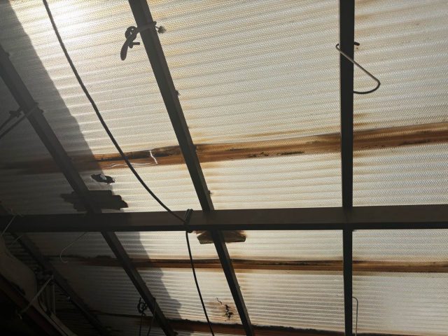 糸島市の老朽化が目立つテラス屋根