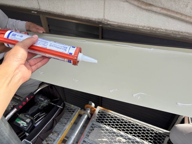 福岡市東区で破風板の板金巻き工事中