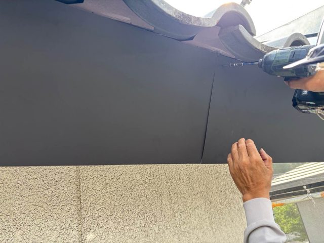 福岡市東区で破風板に板金を施工中