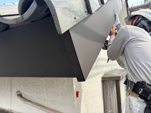 福岡市東区で破風板の板金巻き補修中