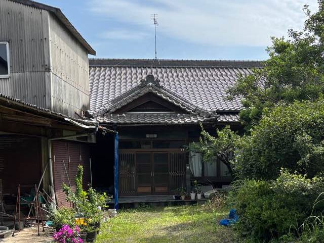 糸島市の築30年が経過している瓦屋根の住宅