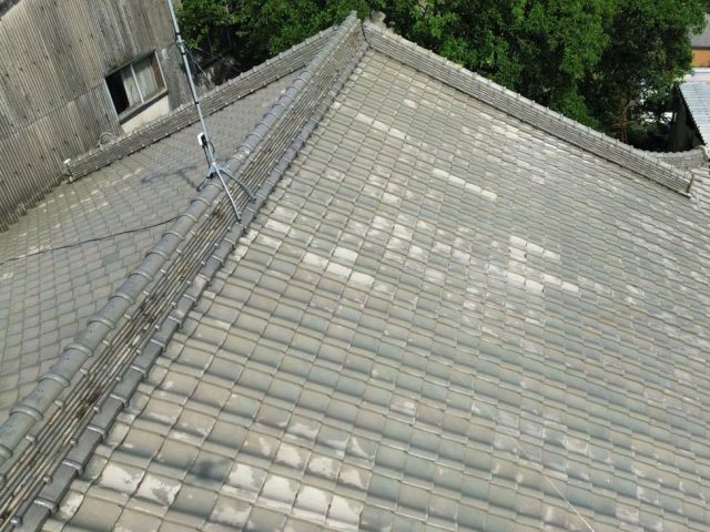糸島市の瓦屋根の沈み込みを確認
