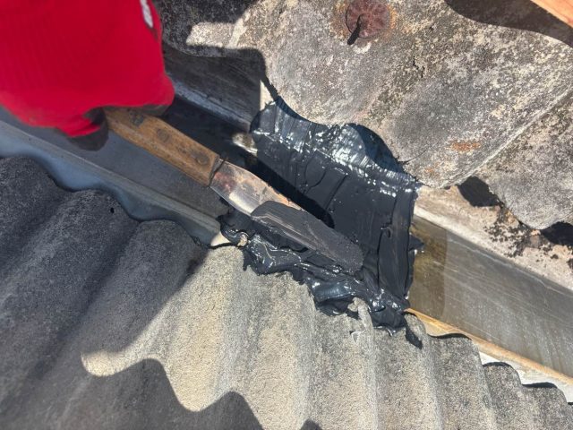 福津市の物流倉庫屋根で雨漏り応急処置