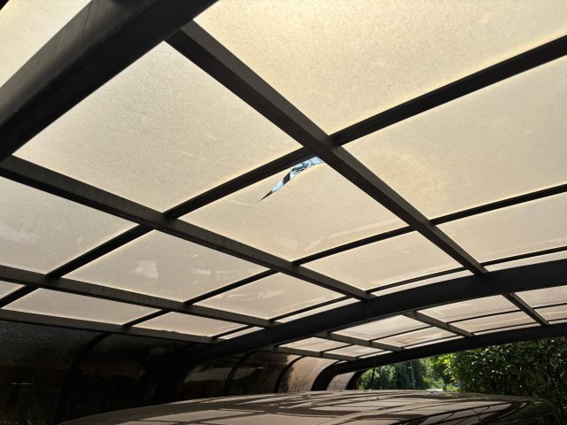 福岡市南区で見つかった駐車場屋根の経年劣化と損傷