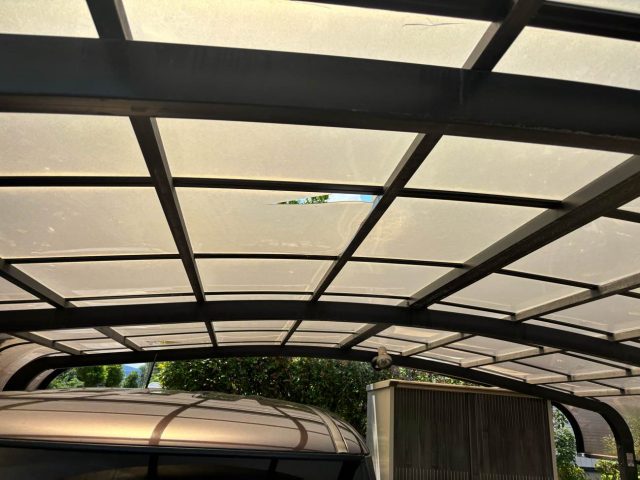 福岡市南区で見つかった駐車場屋根の穴あき