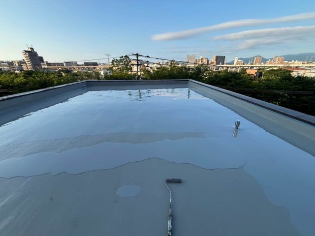 糸島市の防水工事でウレタン防水材を塗布
