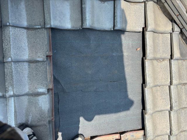 【福岡市城南区】台風で破損した瓦の差し替え工事｜応急処置後の雨漏りを解消