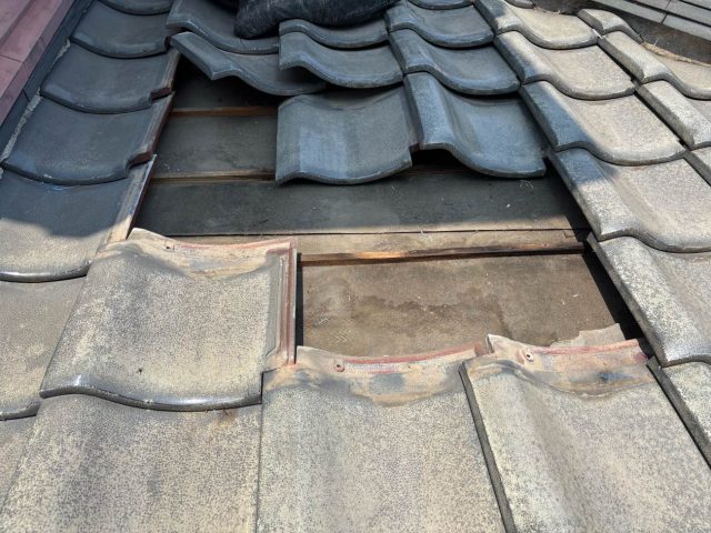 福岡市城南区の瓦屋根の劣化した防水紙