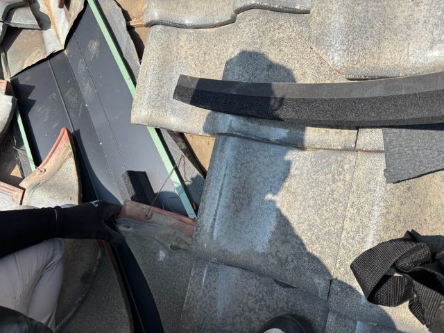 福岡市城南区で谷板金交換後の瓦の復旧