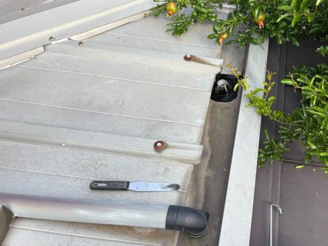 福岡市南区｜雨漏り修理で金属屋根のドレン詰まりを清掃・劣化していたコーキングも補修