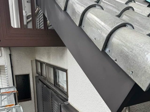 福岡市東区｜破風板の板金巻き工事。塗膜劣化・剥がれ・穴あきを補修して耐久性と美観を向上