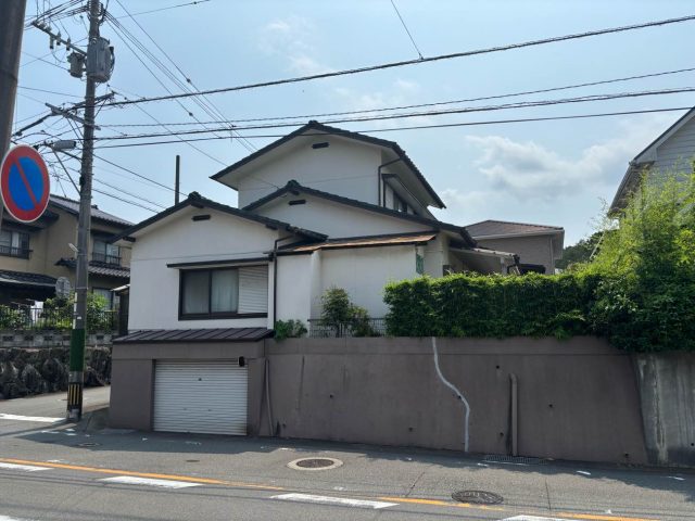 福岡市東区にて築60年セメント瓦、10年前の塗装劣化による雨漏りが判明