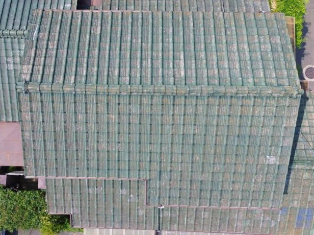 福岡市東区のドローン調査で確認されたセメント瓦の経年劣化