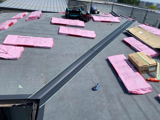 福岡市南区のカバー工法における谷板金の設置