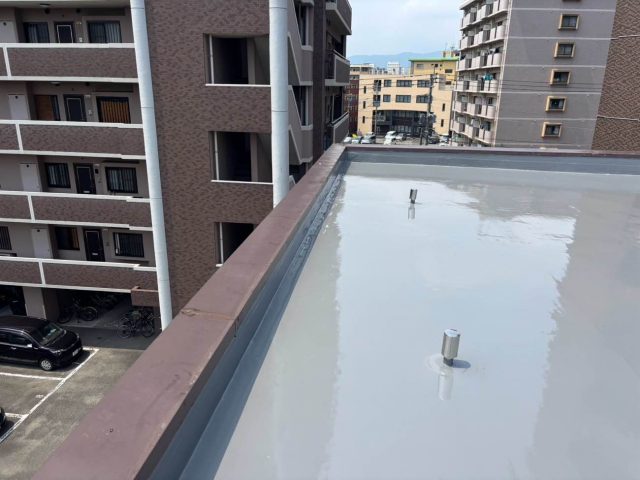 糸島市の雨漏り修理｜3階建て住宅の屋上にウレタン防水工事〈X-2工法〉を実施