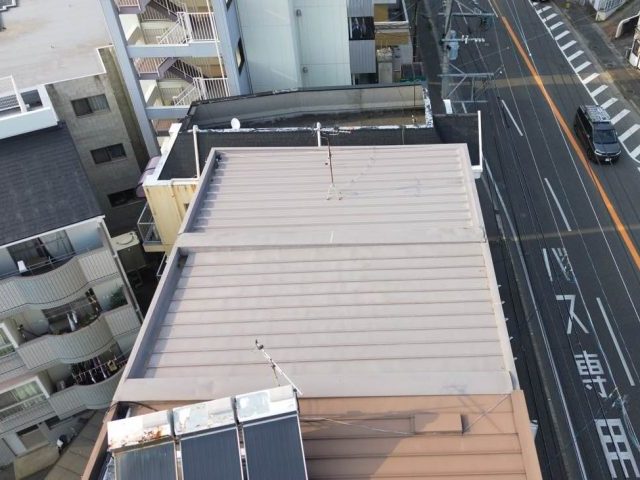 【福岡市早良区】倉庫の陸屋根から雨漏り発生｜金属屋根の継ぎ目劣化と防水不良が原因と判明