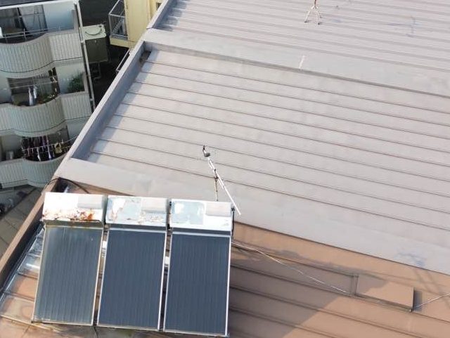 福岡市早良区の倉庫屋根上のソーラーパネル