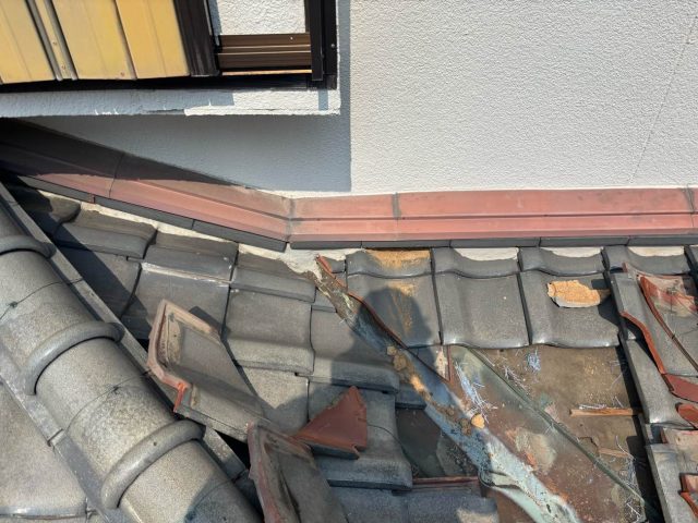 福岡市城南区の瓦屋根の錆びた谷板金