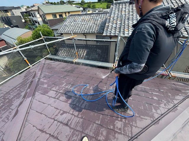 福岡市南区でスレートの高圧洗浄を行う職人