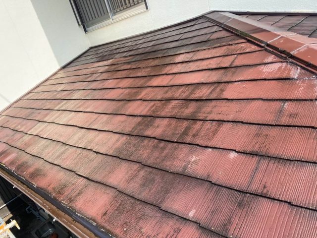 福岡市南区でスレート屋根の雨漏り調査｜割れや欠け。色褪せや苔など全体が老朽化