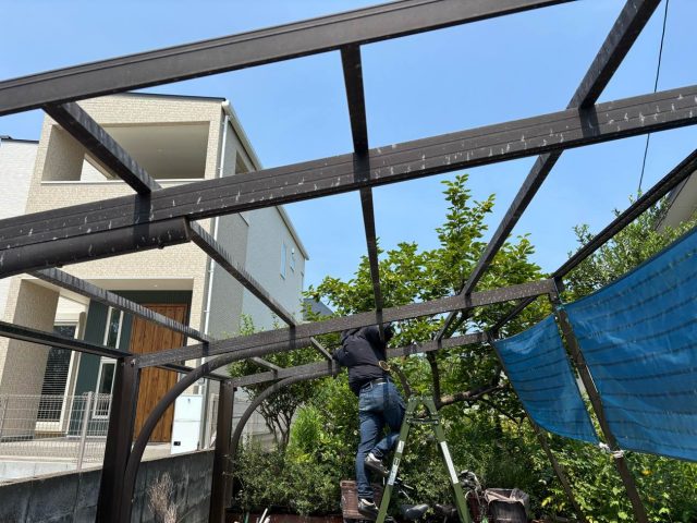 福岡市南区で新しい波板へ交換中