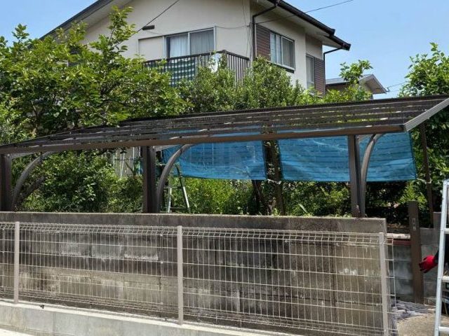 福岡市南区で古い樹脂屋根を解体