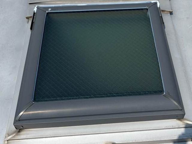 糸島市で雨漏り調査｜金属屋根の天窓シーリングの劣化を確認・補修のご提案
