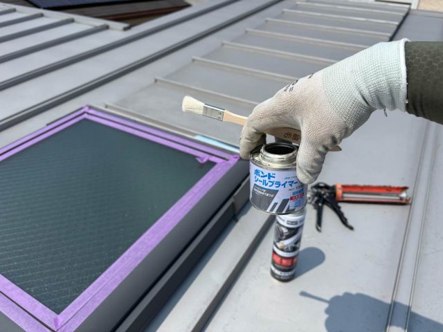 糸島市の天窓コーキング補修に使うプライマー