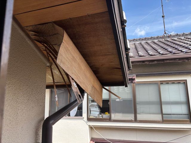 糸島市で軒天の腐食・剥がれを調査｜強風や集中豪雨が原因の破風板と瓦の劣化も確認