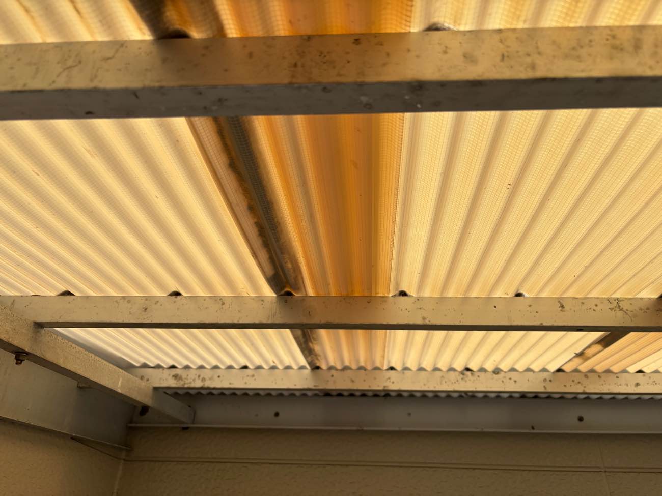 福岡市南区の波板交換工事、劣化した波板