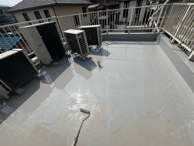 福岡市南区で屋上へウレタン塗膜防水施工中