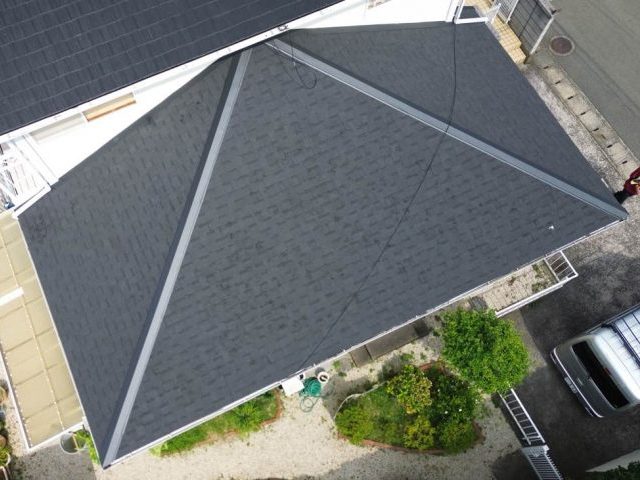 福岡市早良区の屋根カバー工事｜オークリッジスーパーで重ね葺き後の棟板金仕上げで雨漏り対策