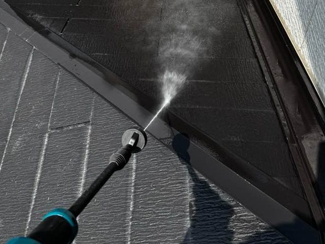 志免町の屋根の洗浄の様子