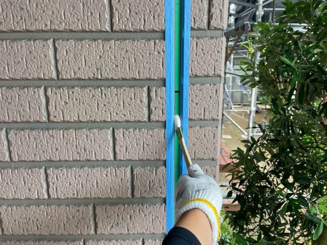 志免町でシーリング補修中