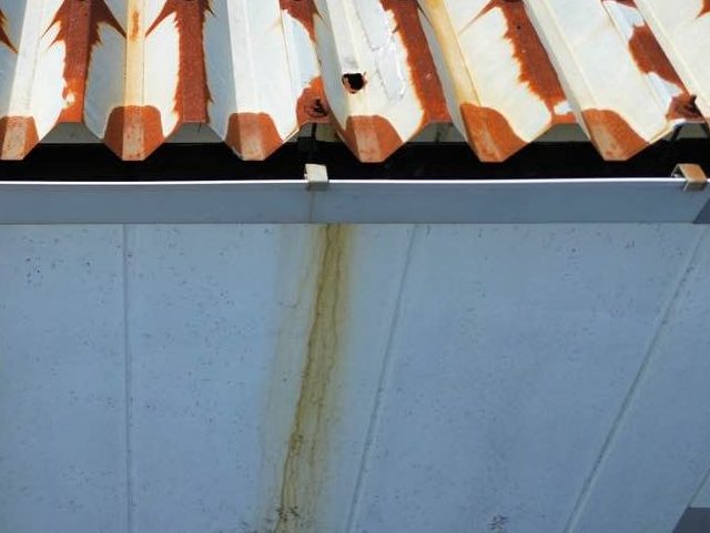 糸島市の倉庫折板屋根の穴あき