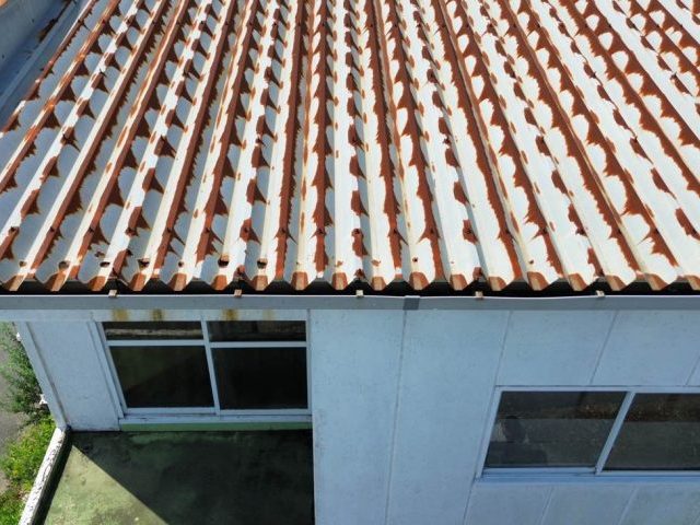 糸島市の錆が目立つ倉庫屋根