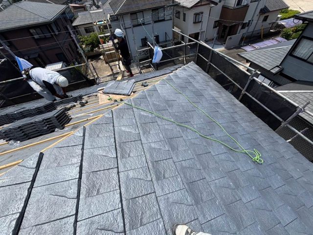 志免町でルーガの施工が進む屋根