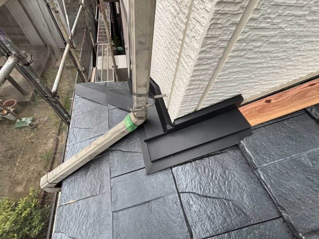 志免町で壁際板金の施工途中