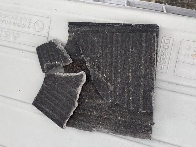 福岡市早良区の強風で落下したスレートの一部