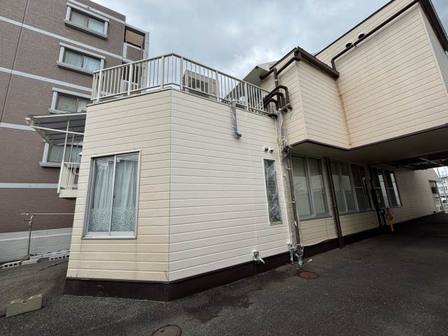 福岡市南区で接骨院の屋内に雨漏り、屋上全体に黒ずみや汚れで防水工事をご提案