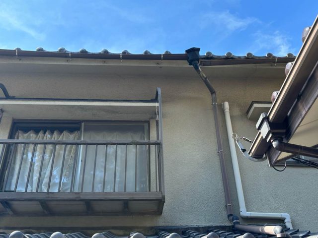 福岡市西区の捻れた雨樋