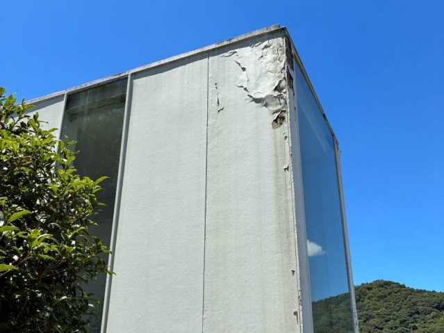 糸島市で雨漏り、強風・集中豪雨が原因？事務所の陸屋根防水と外壁の破損を確認