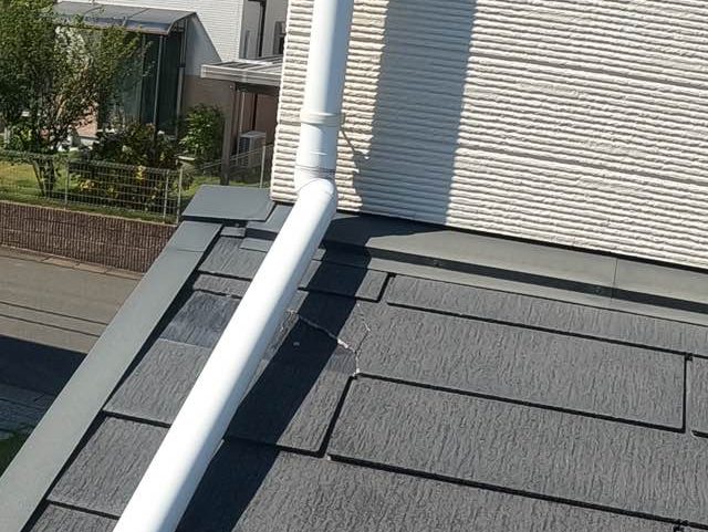 福岡市西区で一部破損した屋根のスレート