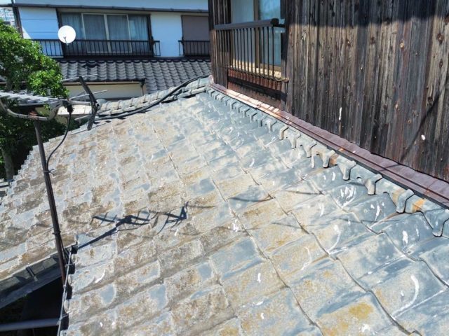 佐賀県鳥栖市の経年劣化が進んだ屋根瓦
