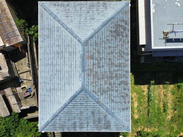 【福津市】コロニアル屋根にひび割れ・苔・塗膜劣化を確認。雨漏りリスク軽減のご提案