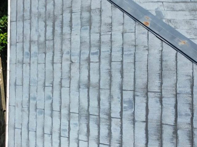 福津市でコロニアル屋根の色褪せ